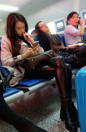 候车室黑色紧身皮裤长发美少妇