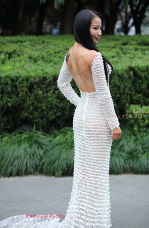 白色透明礼服美女