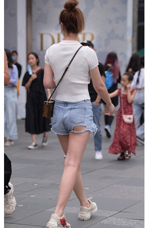 白衣热裤美女(49P)[1.04G/JPG]