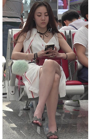 玩手机的白裙裸足美女