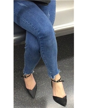 地铁上玩手机的美眉，牛仔裤紧致到让人无法呼吸