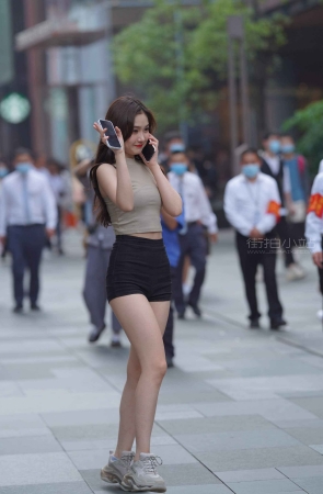 街拍好身材黑色短牛小姐姐