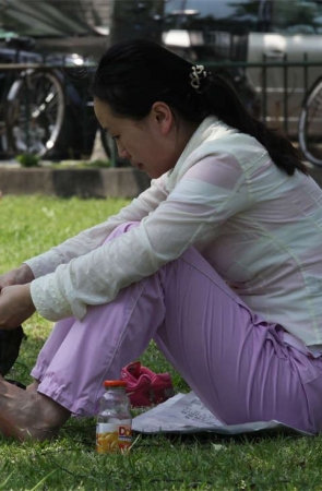 No897 穿戴整齐的少妇，忽然就脱鞋脱黑丝了