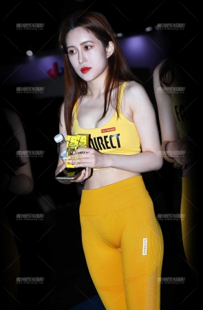 迷人紧身运动装小黄人