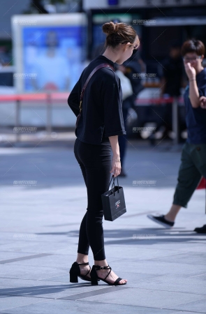 第1561篇黑裤紧身美女