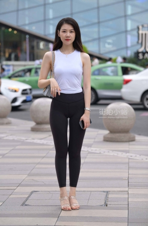 街拍偶遇W字母紧身裤美女