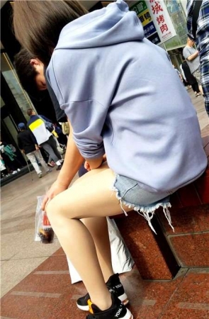 4K – 超级丝滑街拍肉丝热裤美腿美女