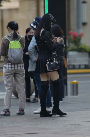 街拍丝袜有点个性