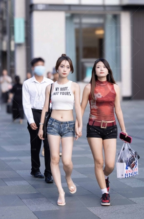 230630-12=19 街拍热裤双美辣妹 7P