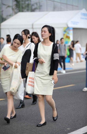 【街拍心灵】奔驰车展品牌大使街拍肉丝美腿