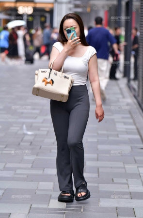 白衫灰色紧身裤美女