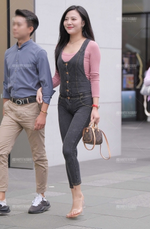 追了一公里的连体蜜桃裤美**