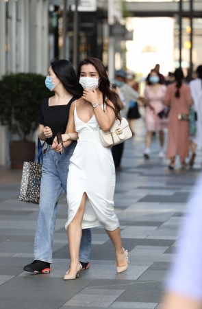 白色吊带长裙MM