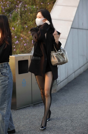 【街拍心灵】时尚气质姐拼色街拍黑丝美腿高跟