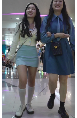 蓝色包臀裙小美女