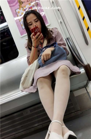 地铁上的肉丝袜小姐姐，丝袜破了 [1.30 GB/MP4]