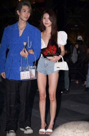 高腰牛仔热裤美眉