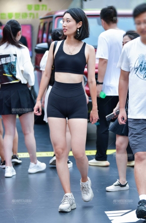 紧身瑜伽短裤美女