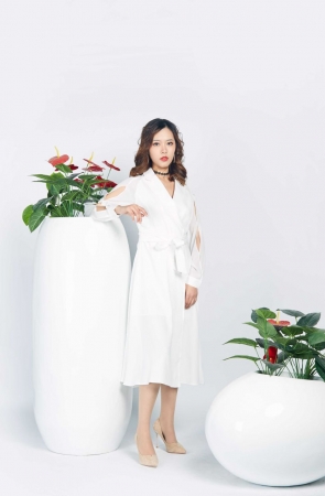 白色开衩连衣裙