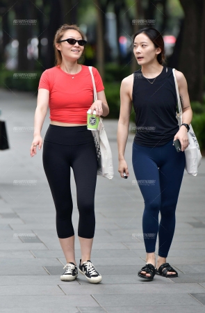 有说有笑两位瑜伽裤美女