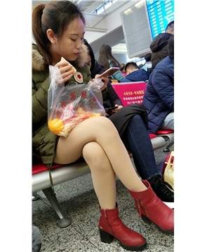 4k-高铁站候车室吃甘蔗的甜美小清新女孩。