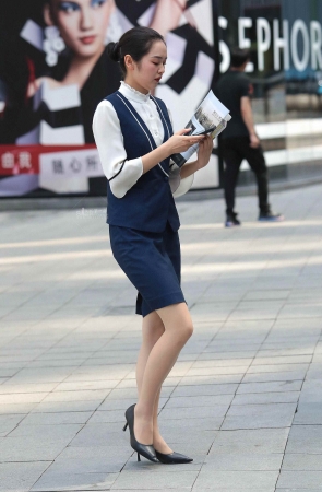 诱惑街拍肉丝高跟OL