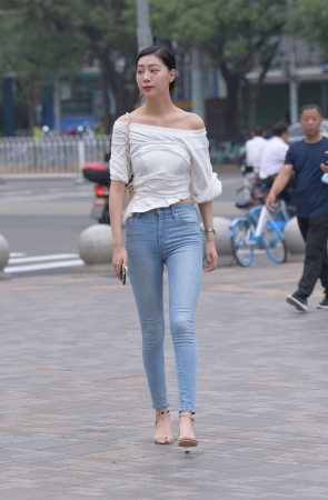 一只麋鹿摄影作品 高挑的紧牛美女