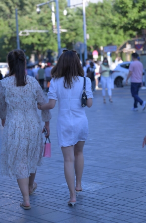 漂亮的包臀裙美女