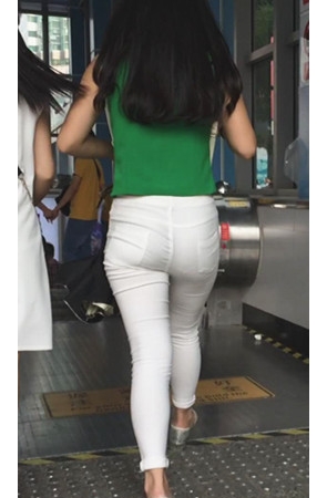 绿衣紧身白裤美女