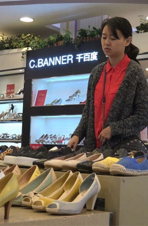 少妇翘着二郎腿穿上船袜的动作，还是颇有看点