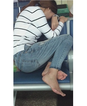 紧身蓝牛少妇的玉足味道浓郁