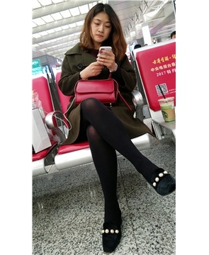 4k-黑丝美腿小清新美女候车室不忘自拍