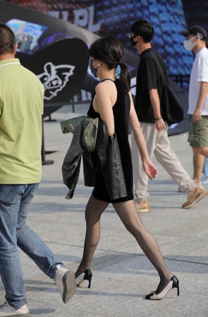 【街拍心灵】气质御姐黑丝街拍美腿高跟