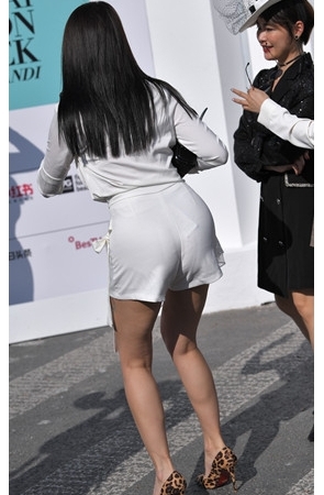 漂亮的白裤美女(126P)[2.78G/JPG]