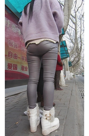等公交的紧身皮裤妹