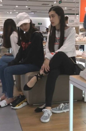 超好看美脚美女试穿系带平底鞋穿袜子