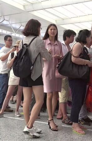 又高又瘦的女神款姑娘，脚长啥样你一定感兴趣