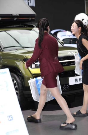 【街拍心灵】制服小姐姐街拍肉丝拖鞋哇塞