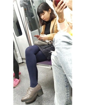 4K-地铁上玩手机入迷的街拍丝袜少妇