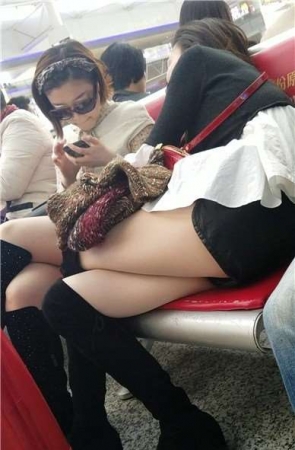 4k-美女不顾形象的在候车室侧躺着