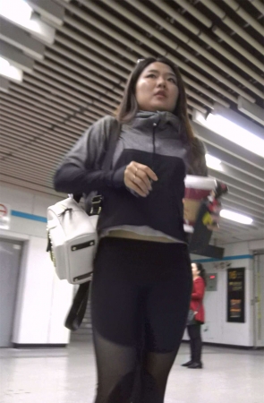 黑色紧身弹力裤运动鞋美女