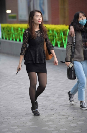 蕾丝裙街拍黑丝美妇