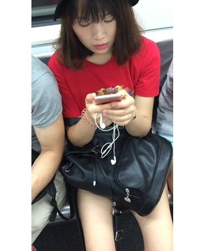 地铁上拍摄甜美小清新的红色T恤女孩