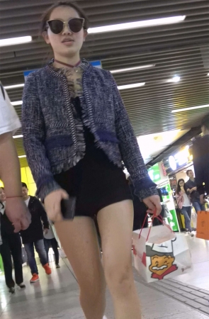 热裤美腿运动鞋美女