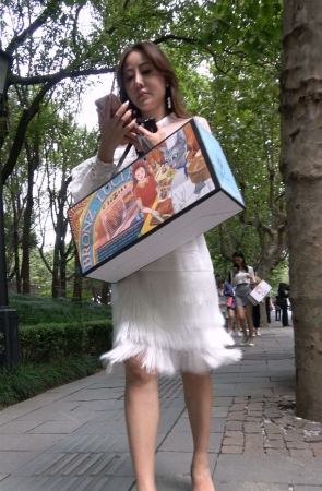 白裙白高跟气质美女