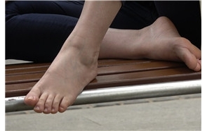 4k-公园长椅上打电话的干净美足熟女