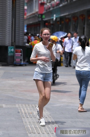 热裤眼镜妹3A2305[100M]