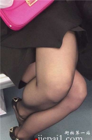 地铁拍摄黑丝美腿OL制服MM，腿腿盘得紧。