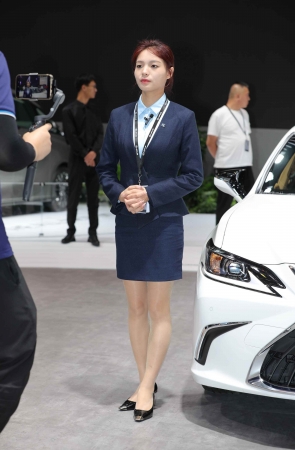 【街拍心灵】雷克萨斯街拍肉丝美腿高跟主播