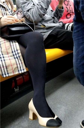 4K – 性感米色高跟鞋黑丝袜格子衣漂亮美女